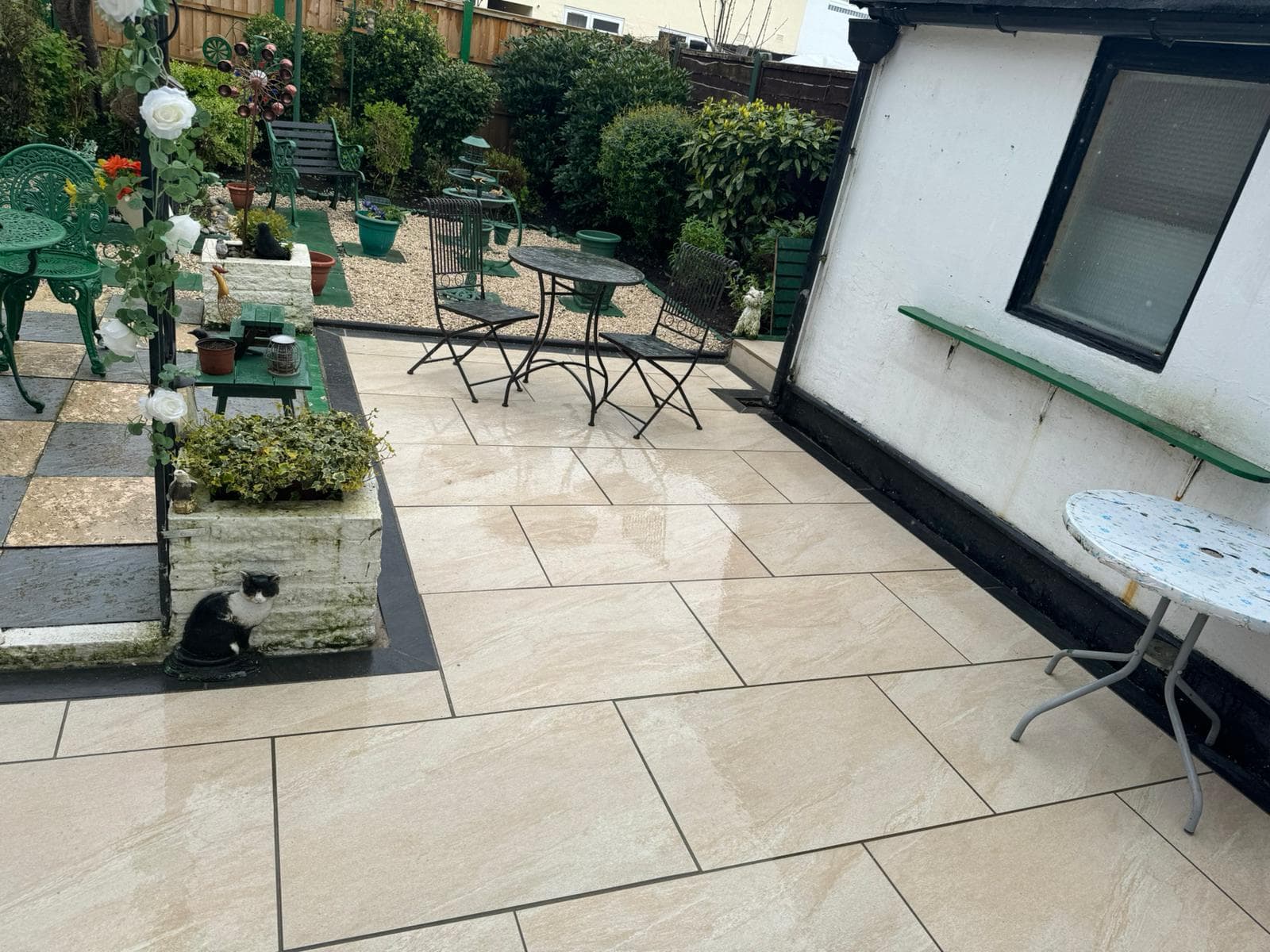 A finished garden built to a Modish Construction design, with porcelain paving stepping down to the lawn